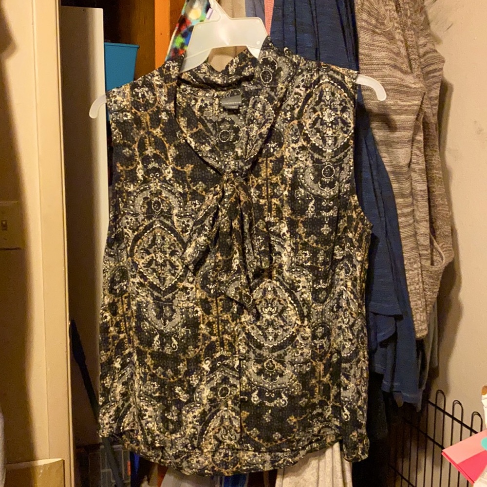 Sleeveless dress shirt paisley like design